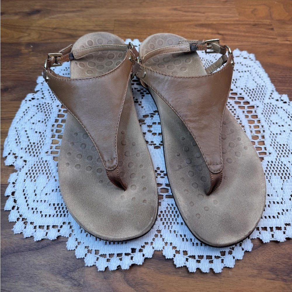 Vionic Kirra Leather Thong Sandal Tan Caramel Gold Tone Buckle 8.5 FLAW